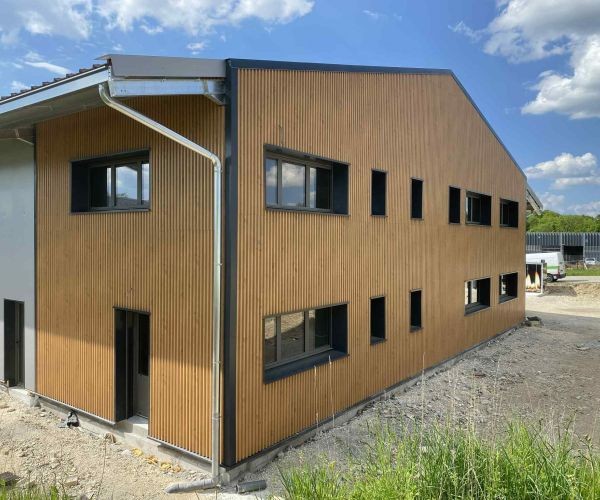 Bardage métallique avec isolation par extérieur.