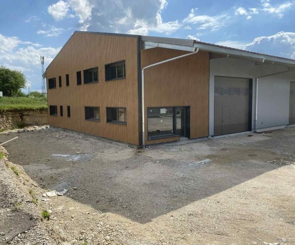 Bardage métallique avec isolation par extérieur.