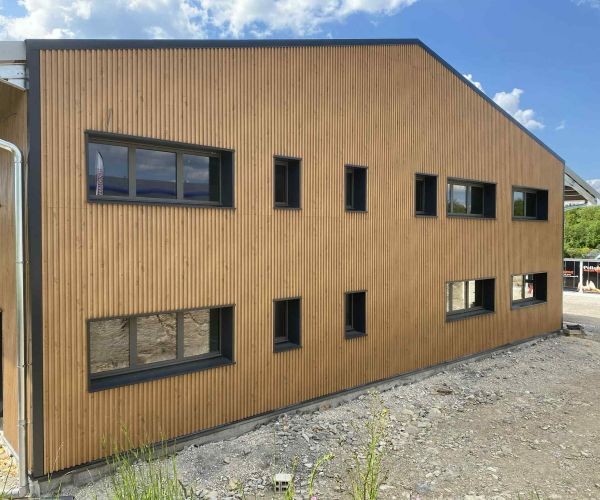 Bardage métallique avec isolation par extérieur.