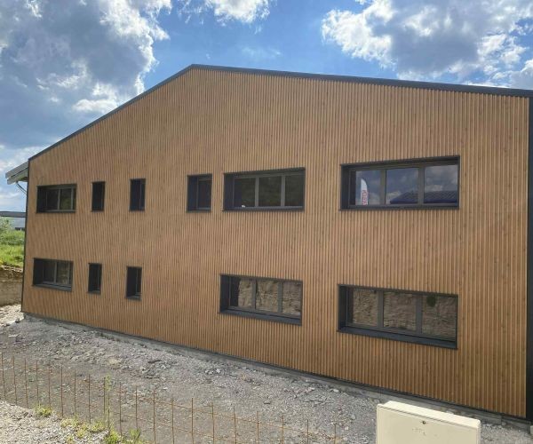 Bardage métallique avec isolation par extérieur.