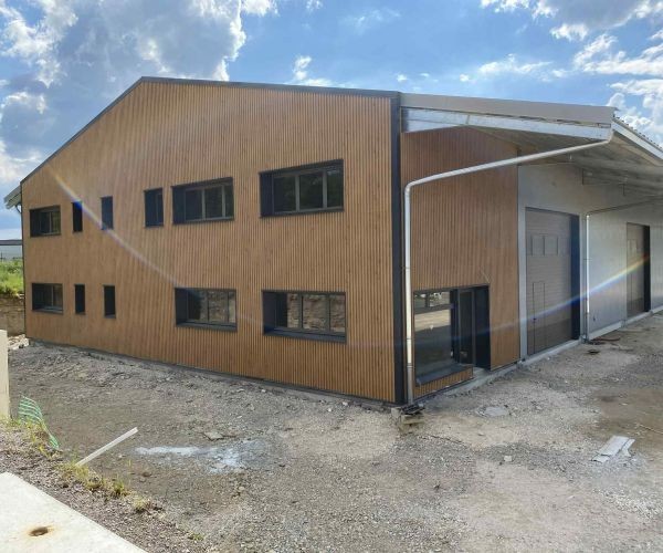 Bardage métallique avec isolation par extérieur.