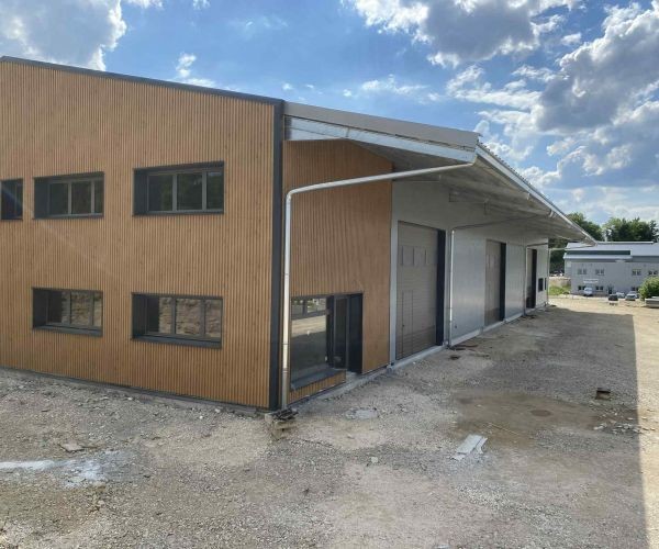 Bardage métallique avec isolation par extérieur.